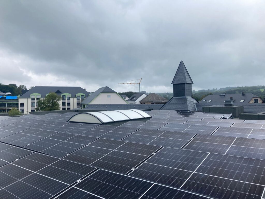 DIE ZUKUNFT und COURANT D’AIR haben gemeinsam das Projekt einer Photovoltaikanlage auf den Dächern der beschützenden Werkstätte erarbeitet.